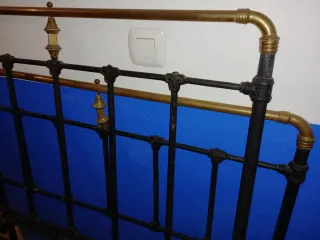 Cama antigua hierro forjado y latón