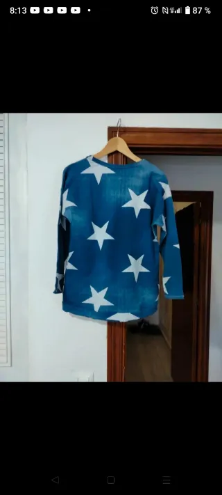 Sudadera azul con estrellas blancas