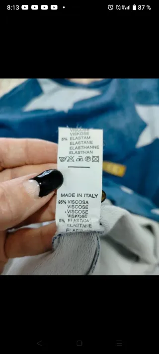 Sudadera azul con estrellas blancas