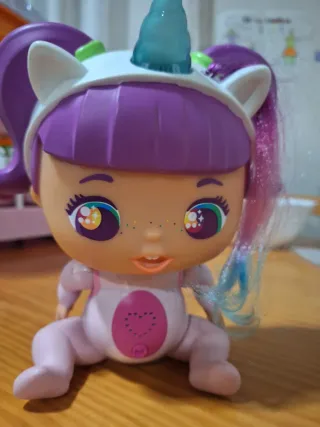 Muñeca unicornio con pelo morado y rosa