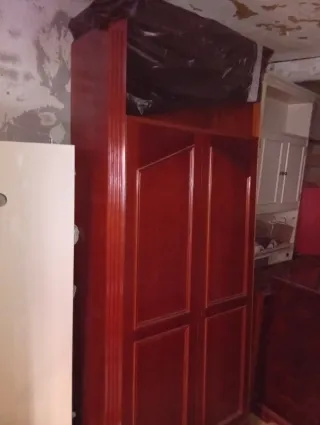 Mueble de madera con mármol