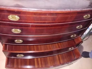 Mueble de madera con mármol