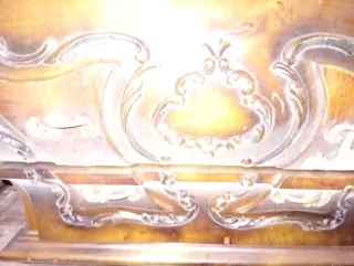 Mueble de madera con mármol