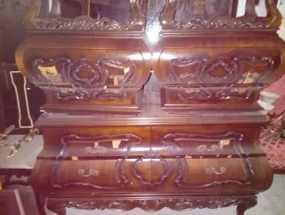 Mueble de madera con mármol