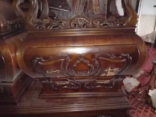 Mueble de madera con mármol