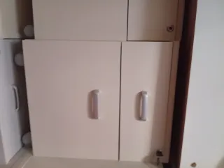 Mueble de madera con mármol