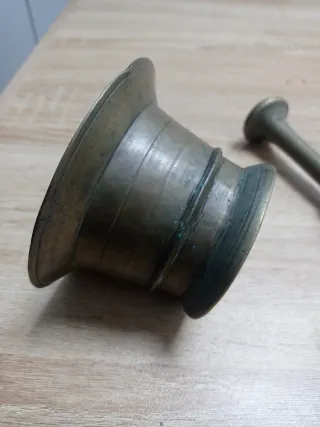 Mortero y mano de bronce antiguo