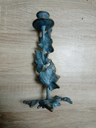 Candelabro de metal con hojas