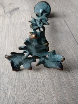 Candelabro de metal con hojas