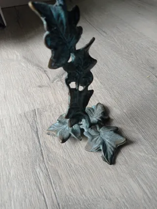 Candelabro de metal con hojas