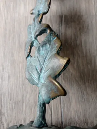 Candelabro de metal con hojas