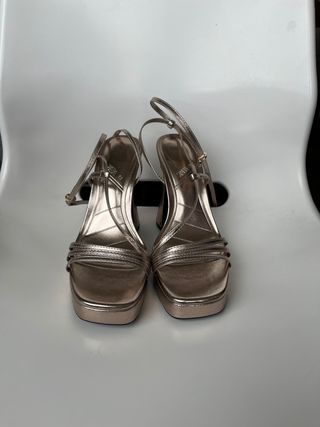 Sandalias de tacón. Color bronce. Usadas una vez