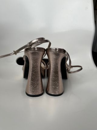 Sandalias de tacón. Color bronce. Usadas una vez