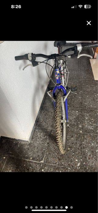 Bicicleta de montaña azul y plateada