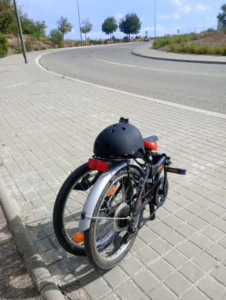 Bicicleta plegable con casco e inflador