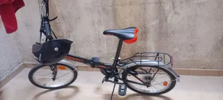 Bicicleta plegable con casco e inflador