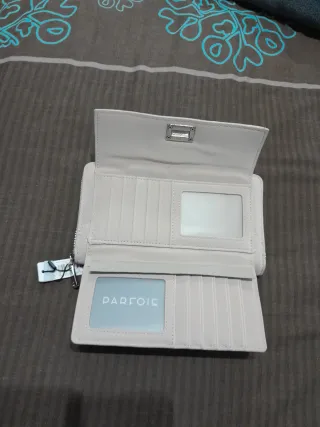 Cartera Parfois Beige con Cierre Metálico