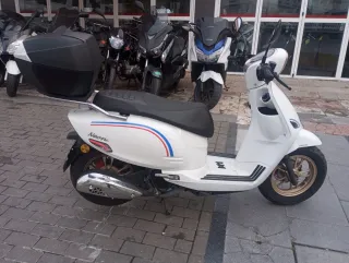 Ciclomotor blanco con maletero