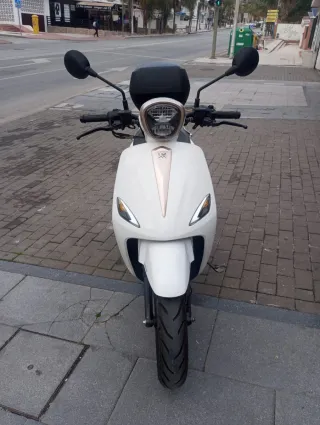 Ciclomotor blanco con maletero