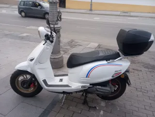 Ciclomotor blanco con maletero