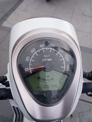 Ciclomotor blanco con maletero