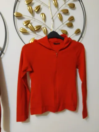 Conjunto Zara Rojo: Camiseta y Sudadera