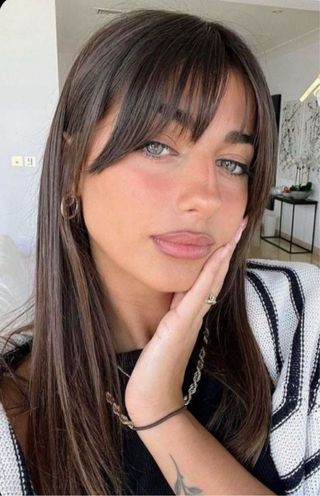 Preciosa Peluca castaña reflejos efecto natural