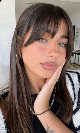 Preciosa Peluca castaña reflejos efecto natural