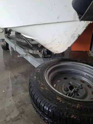 Embarcación con motor gasolina y eléctrico