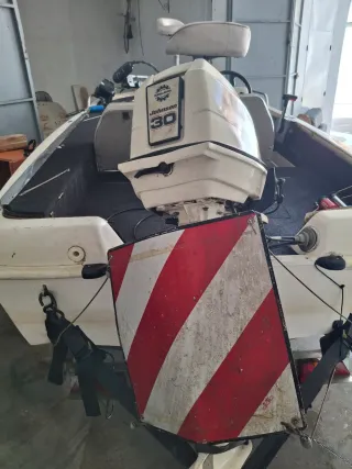 Embarcación con motor gasolina y eléctrico