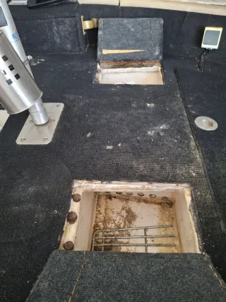 Embarcación con motor gasolina y eléctrico