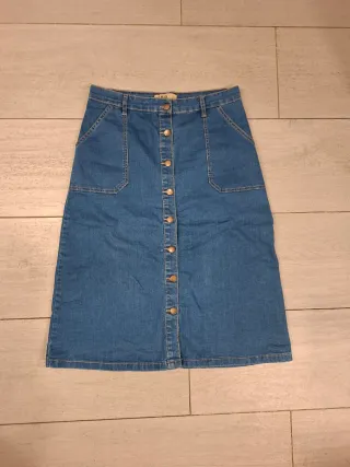 Falda vaquera midi con botones