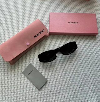 Gafas de sol Miu Miu 11WS negras