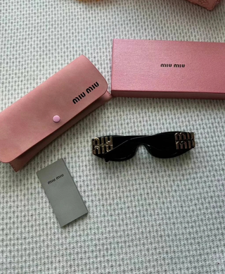 Gafas de sol Miu Miu 11WS negras