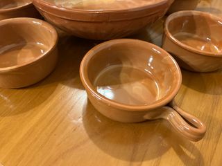 Set zuppiera e 7 tegamini in ceramica