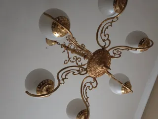 Lámpara araña dorada con globos de cristal