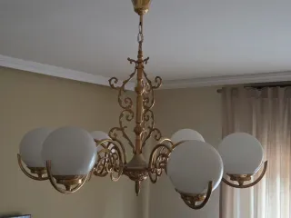 Lámpara araña dorada con globos de cristal