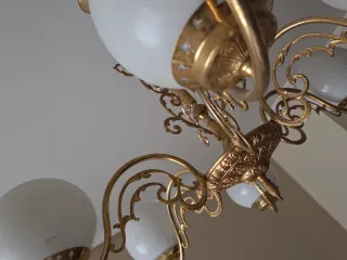 Lámpara araña dorada con globos de cristal