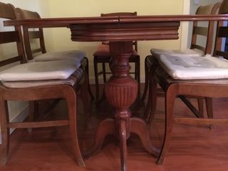 Mesa extensible y 5 sillas de madera