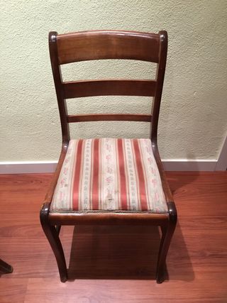 Mesa extensible y 5 sillas de madera