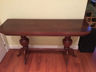 Mesa extensible y 5 sillas de madera