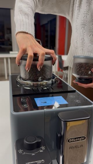 Cafetera Superautomática Delonghi Rivelia