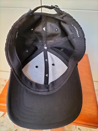 3 Gorras: Adidas y Álvaro Moreno