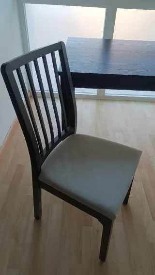 2 Sillas de comedor, madera oscura y tela beige