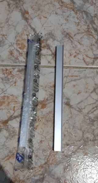 Tirador metálico para puerta