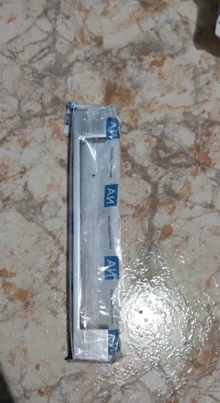 Tirador metálico para puerta