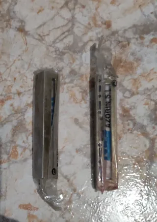 Tirador metálico para puerta