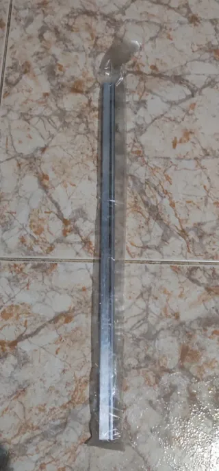 Tirador metálico para puerta