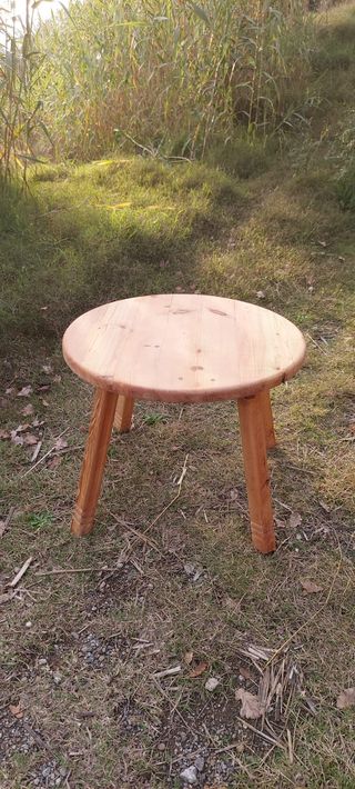 Mesita redonda de madera recuperada