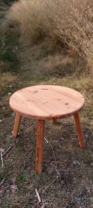 Mesita redonda de madera recuperada